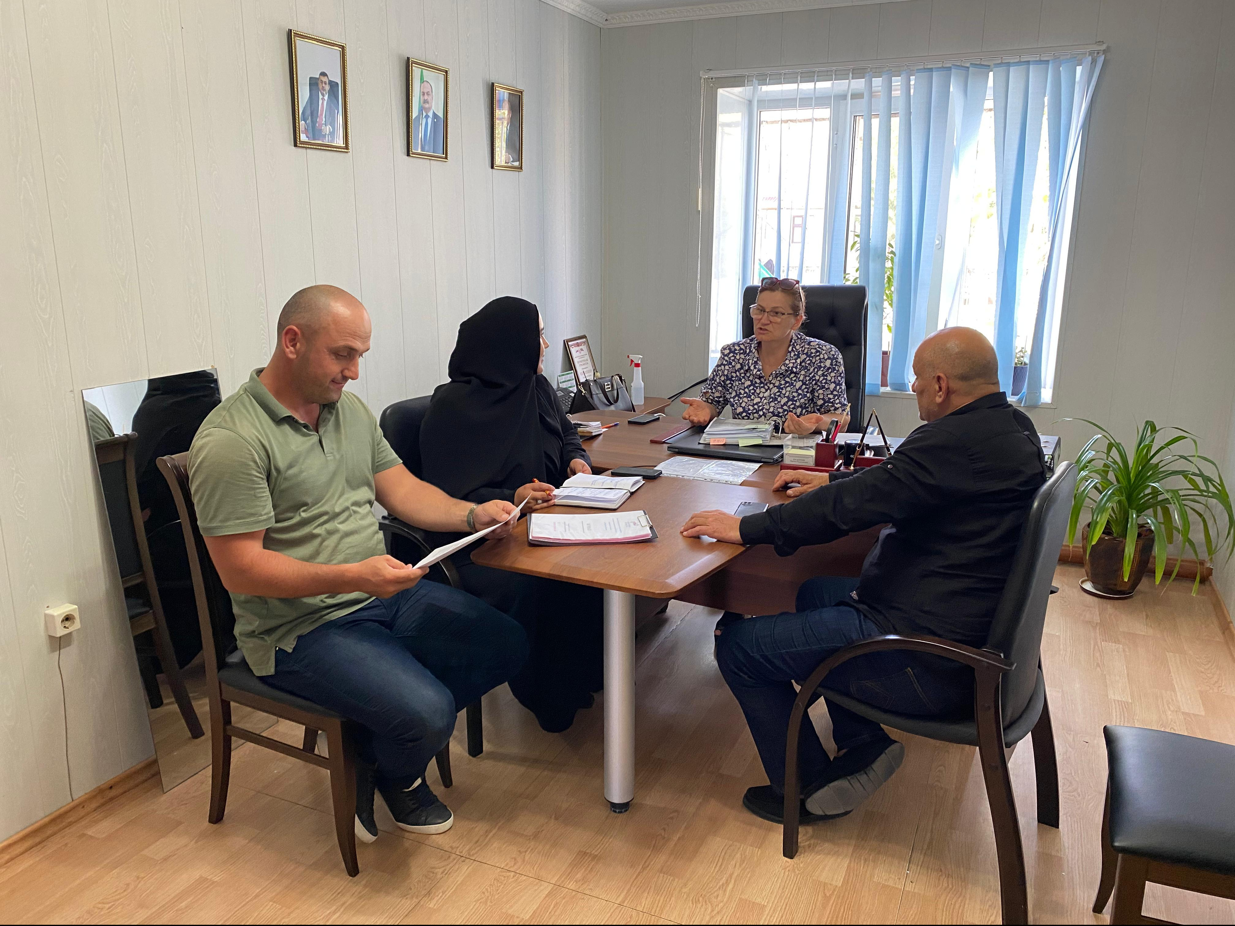 Директор ГБУ РД "КЦСОН в МО" город Южно-Сухокумск" Курбанчинва Саният Саидовна ознакомила с работой нашего центра, социального координатора государственного фонда "Защитники Отечества"  Айсациевой Мадинат Камалудиновны и предоставила ей рабочее место.